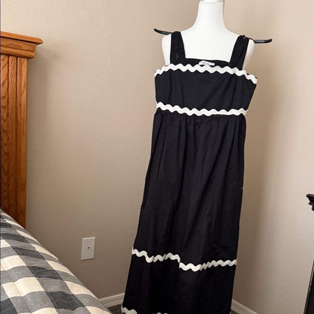 Elegant Black and White Midi Dress